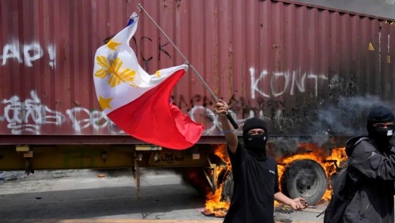 filipinlerde yolsuzluk skandali protestolari catismalar yasandi vuKYMpfq