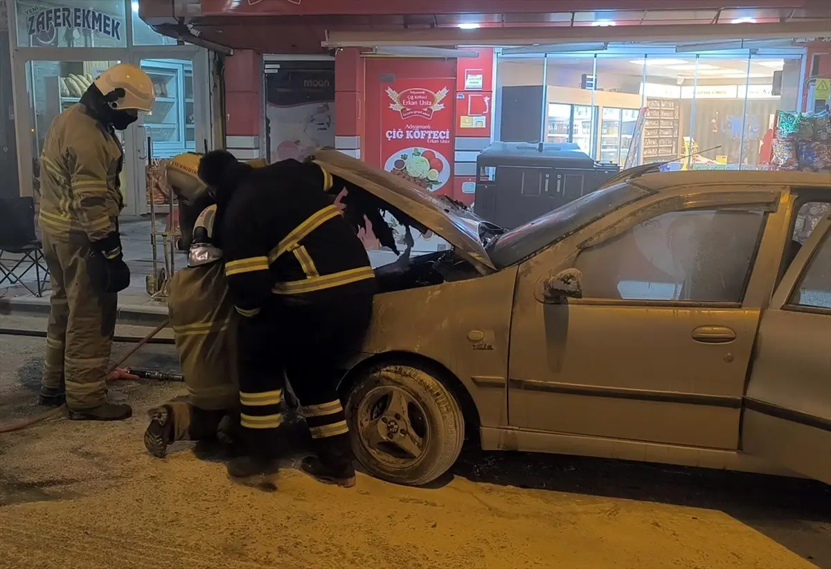 kirikkalede park halinde otomobil yangini drCDpIyf