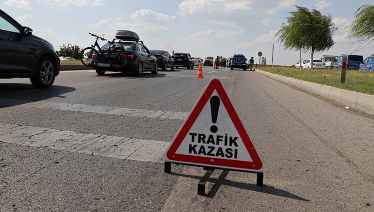 yolcu otobusuyle otomobil kafa kafaya carpisti 2nZWzO3z