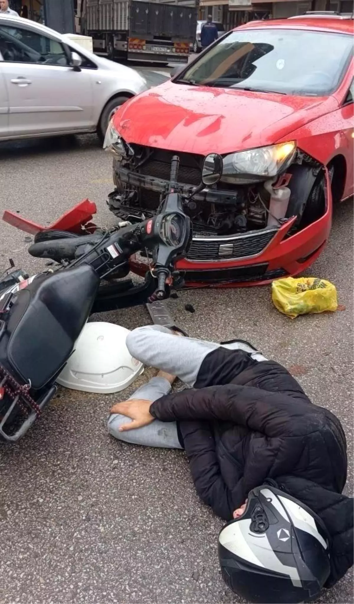 adapazarinda motosiklet ve otomobil kafa kafaya carpisti n4wWSA1M.jpg