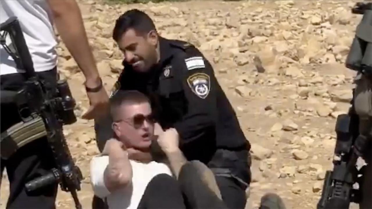 israil polisi filistinde toprak gasbina karsi cikan israilli aktivisti dovdu O9XjnUht