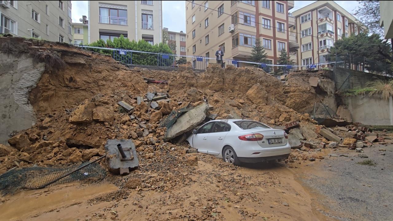istanbulda yagis bilancosu maltepede duvar sislide yol besiktasta merdiven coktu PXG2wpUP.jpg