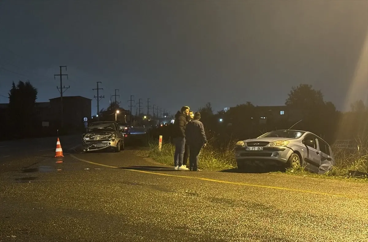 sakaryada otomobil kazasi 3 yarali EgtPTHyW.jpg