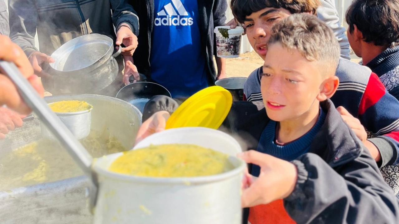 deniz feneri gazzede her gun 22 bin kisiye sicak yemek Sl2sOLkD.jpg