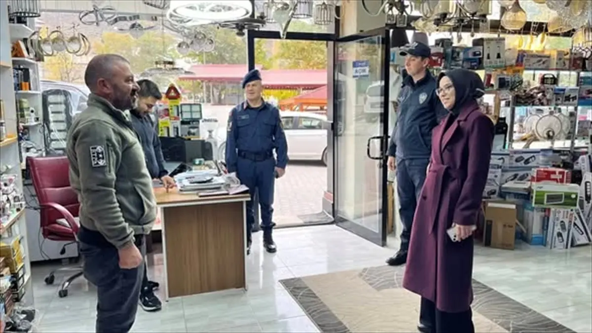 kaymakam yucel esnafi ziyaret etti DBIyxH5s.jpg