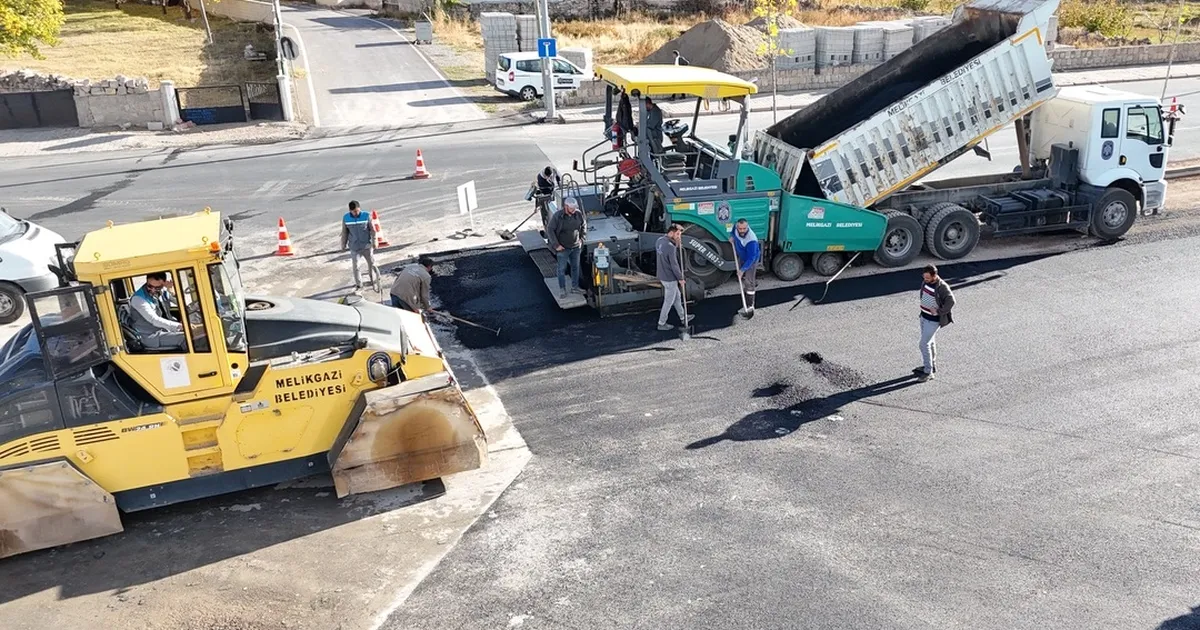 kayseri melikgazide tam gaz asfalt calismasi VbInpKCN.webp